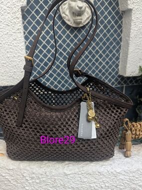 Small tote bag with straw effect. Lining and interior pocket. Zipper closure.